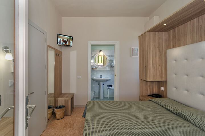 Room 8 of 68
