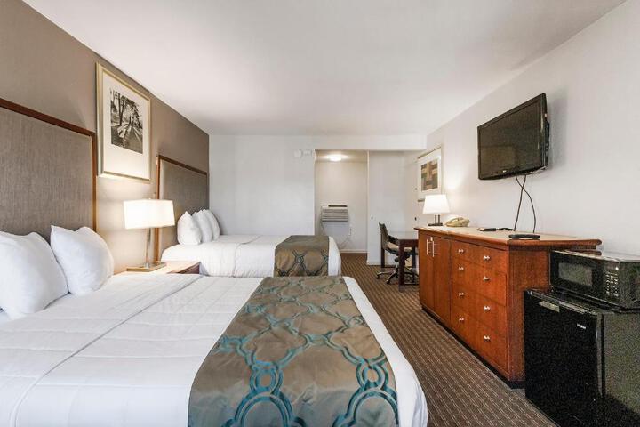 2 Queen Beds (10 of 18)