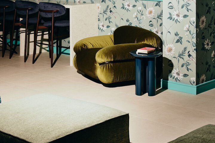 Lounge 72 of 95