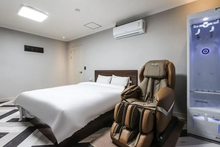 Room 3 of 7