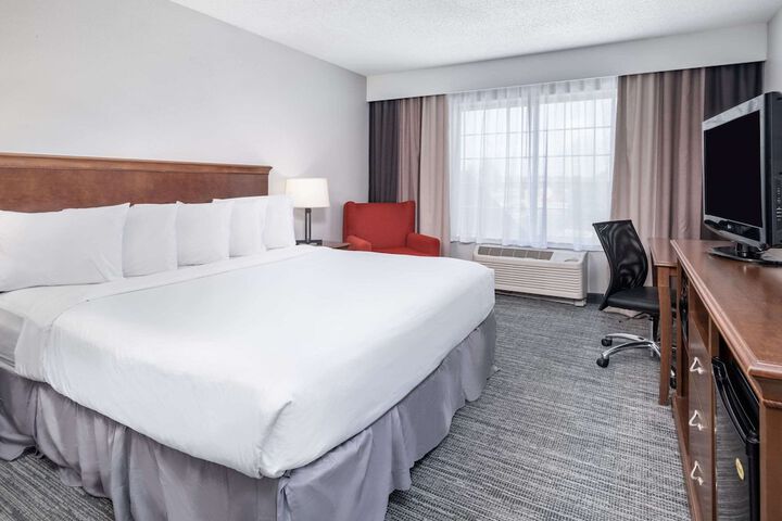 1 King Bed (3 of 7)