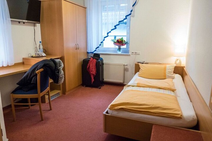 Room 10 of 25