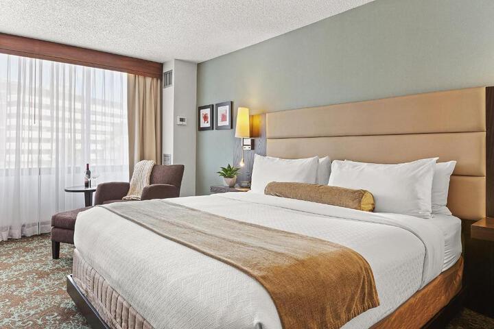 Basic King Bed (6 of 10)