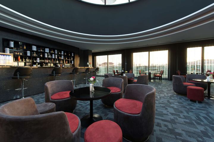 Lounge 42 of 48