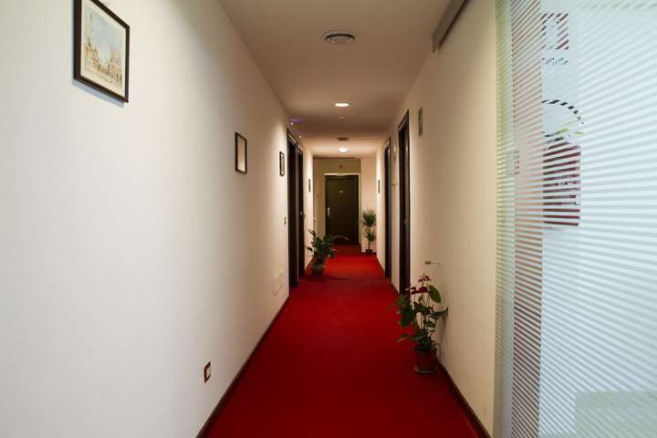 Ballroom/Hall 13 of 14