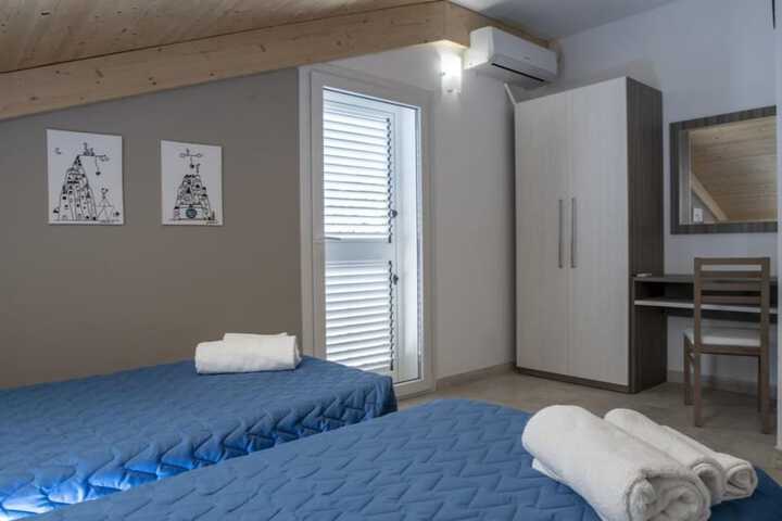 Room 5 of 33