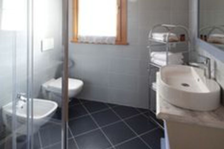 Room 2 of 65