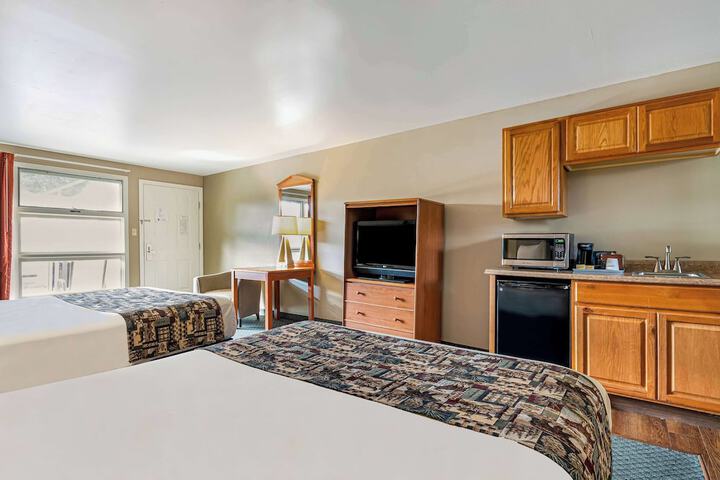 2 Queen Beds (10 of 21)