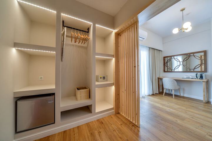 Room 4 of 100