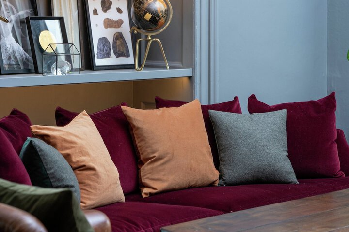 Lounge 65 of 82