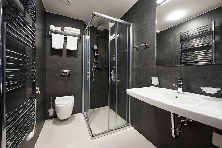 Room 25 of 49