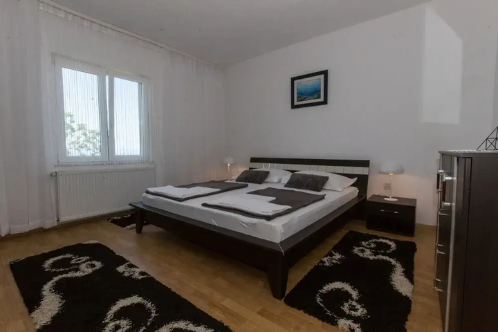 Room 4 of 12