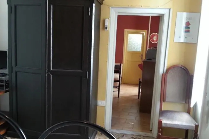 Room 8 of 9