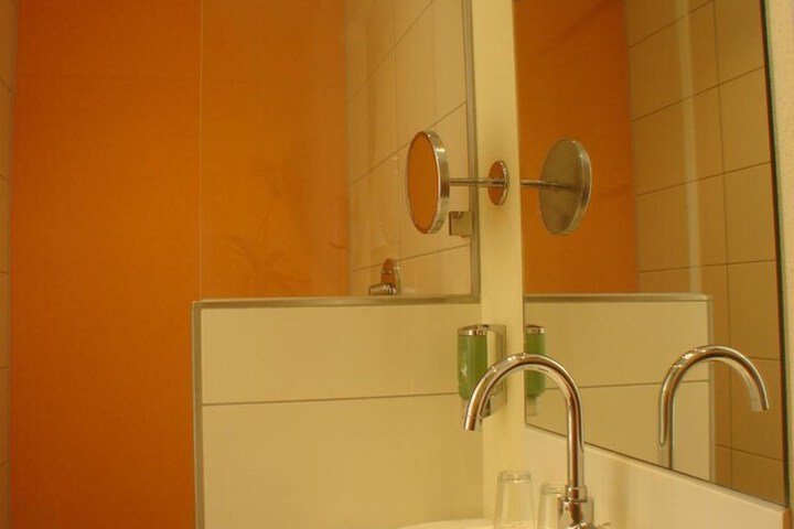 Room 16 of 28