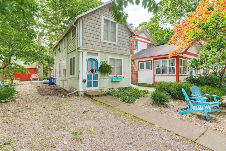 Walk to Lake: Historic Lakeside Marblehead Cottage