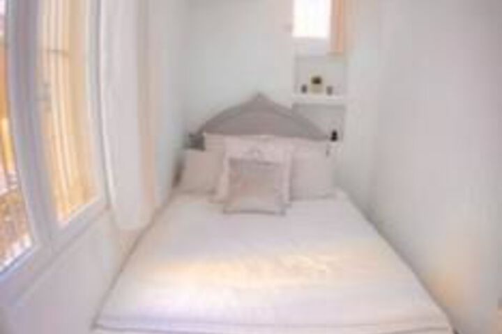 Room 6 of 16