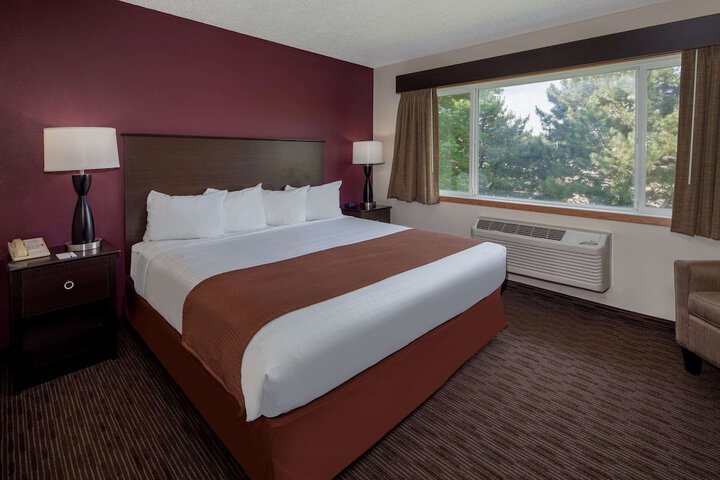 1 King Bed Second Floor No Elevator (8 of 13)