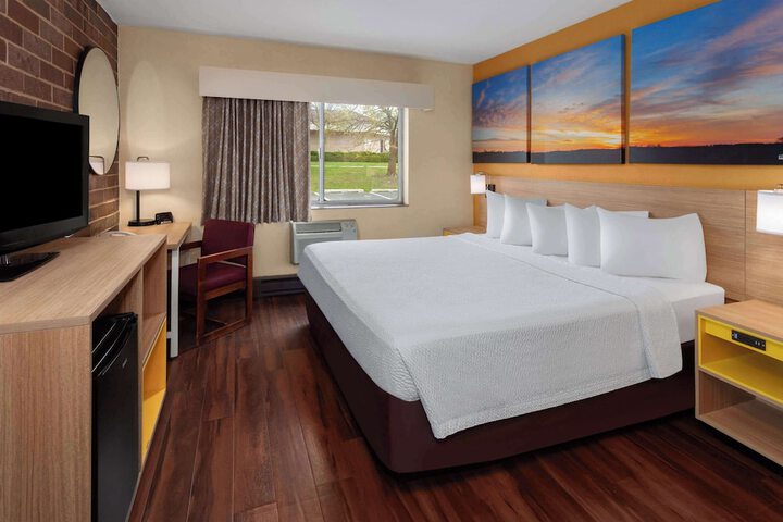 1 King Bed (6 of 11)