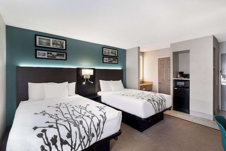 1 Queen Bed (4 of 7)