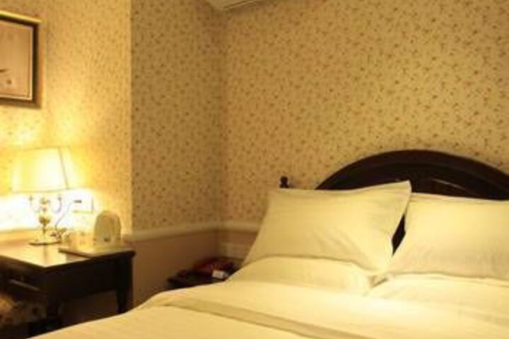Room 4 of 8