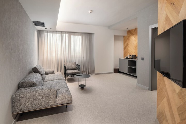 Room 28 of 64