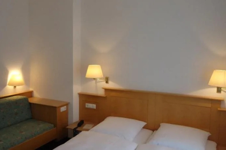 Room 6 of 14