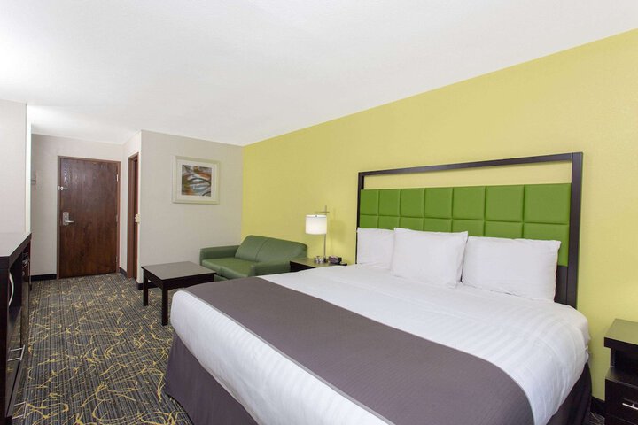 1 King Bed (6 of 31)