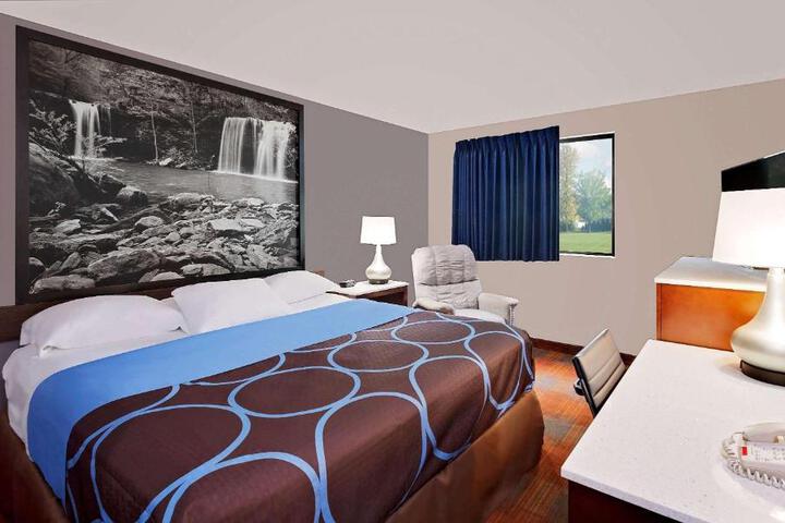 1 King Bed (4 of 8)