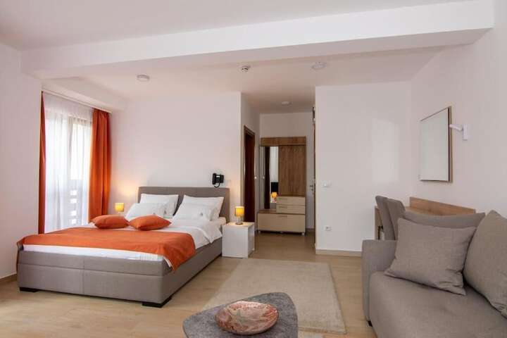 Room 3 of 131