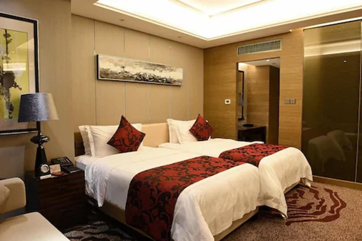 Room 2 of 216