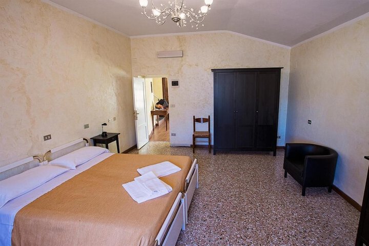 Room 4 of 12