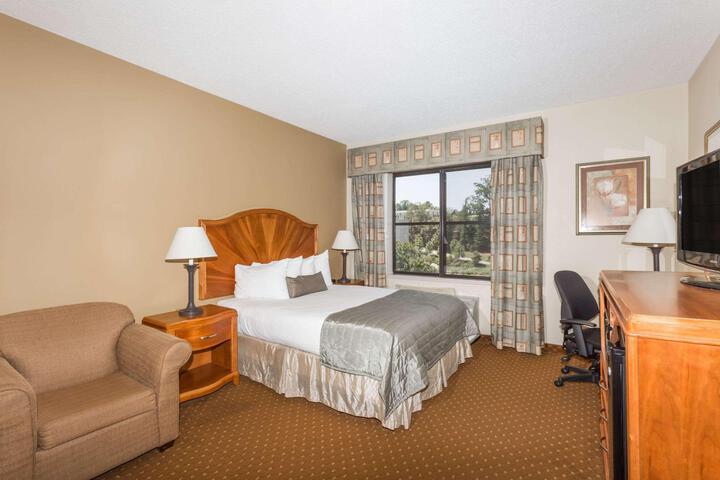 1 Queen Bed Accessible Room (4 of 9)