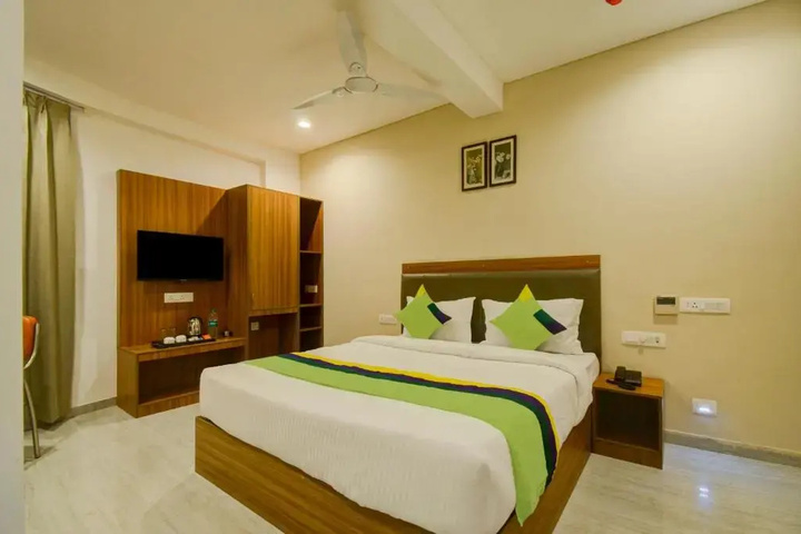 Room 4 of 16