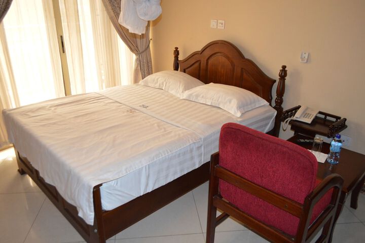 Room 9 of 80
