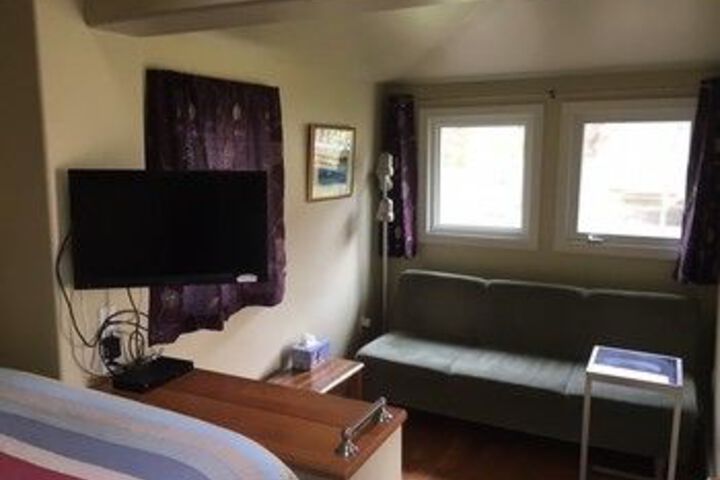 Room 8 of 9