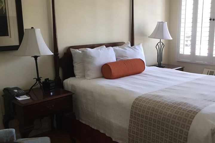 Room 12 of 221
