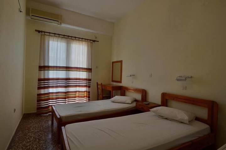 Room 5 of 16