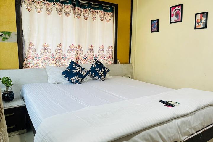 Room 4 of 9