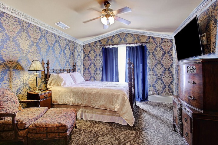 Room 27 of 82