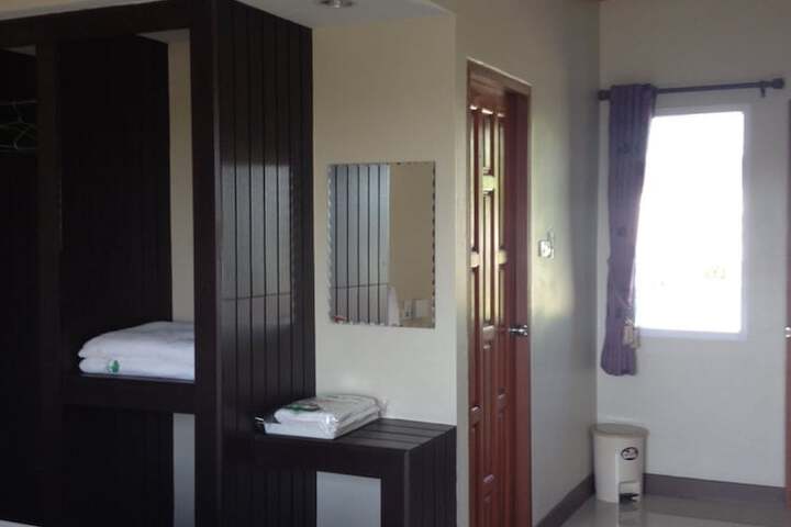 Room 10 of 28