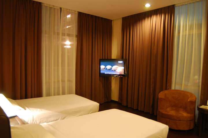 Room 16 of 60