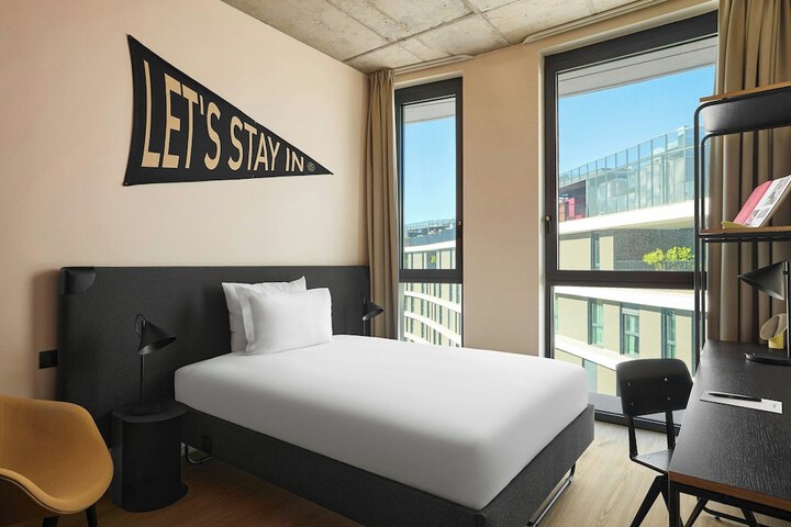 Room 25 of 77