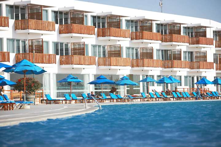 Hotel with Pool