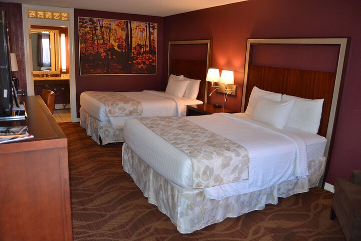 Deluxe Room 2 Queen Beds Refrigerator, Microwave Courtyard Area (18 of 18)