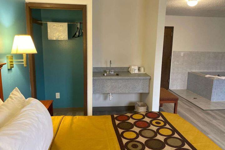 Suite 1 King Bed Jetted Tub (3 of 5)
