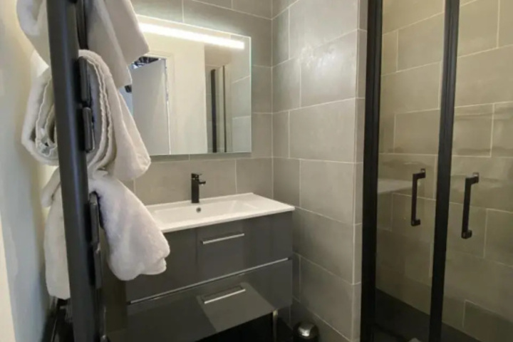 Room 4 of 7
