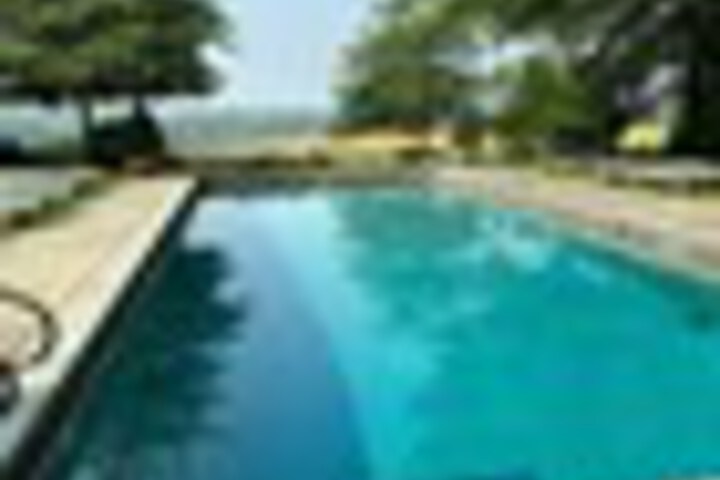 Pool 194 of 285