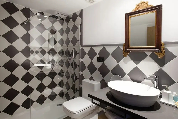Room 8 of 20
