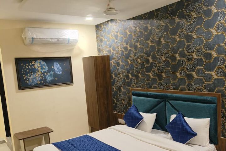 Room 9 of 13