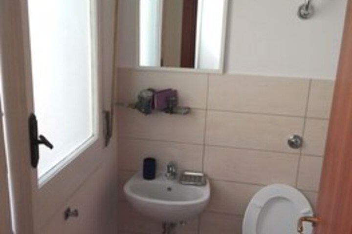 Room 5 of 16